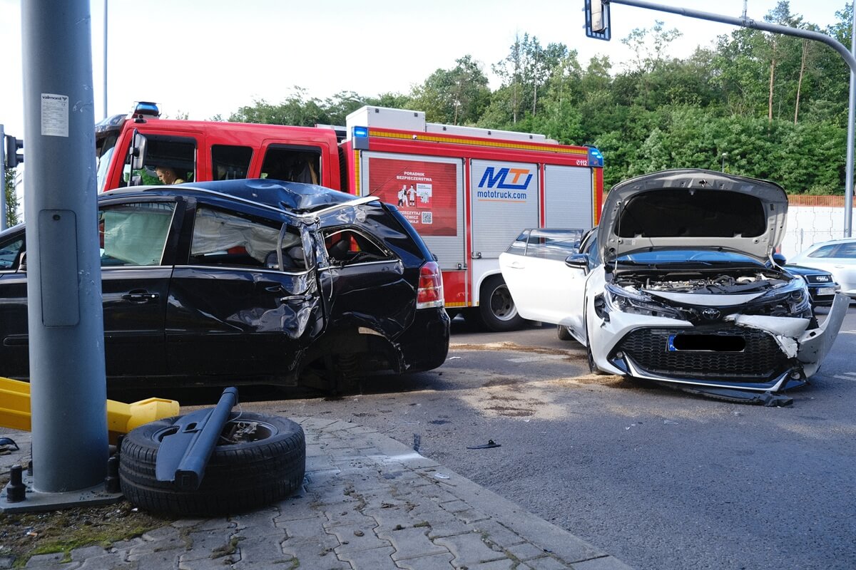 Tak się kończy jazda na czerwonym. Toyota uderzyła w opla, ten przewrócił się na bok i zatrzymał na latarni [ZDJĘCIA]