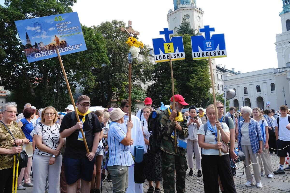 Ruszyła 48. Lubelska Piesza Pielgrzymka na Jasną Górę. Tłumy na ulicach Lublina. Pątnicy do pokonania mają 320 kilometrów 2 48. Lubelska Piesza Pielgrzymka z Lublina na Jasną Górę