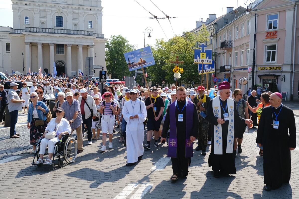 Ruszyła 48. Lubelska Piesza Pielgrzymka na Jasną Górę. Tłumy na ulicach Lublina. Pątnicy do pokonania mają 320 kilometrów 3 48. Lubelska Piesza Pielgrzymka z Lublina na Jasną Górę