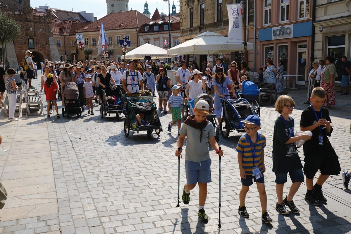 Ruszyła 48. Lubelska Piesza Pielgrzymka na Jasną Górę. Tłumy na ulicach Lublina. Pątnicy do pokonania mają 320 kilometrów 4 48. Lubelska Piesza Pielgrzymka z Lublina na Jasną Górę