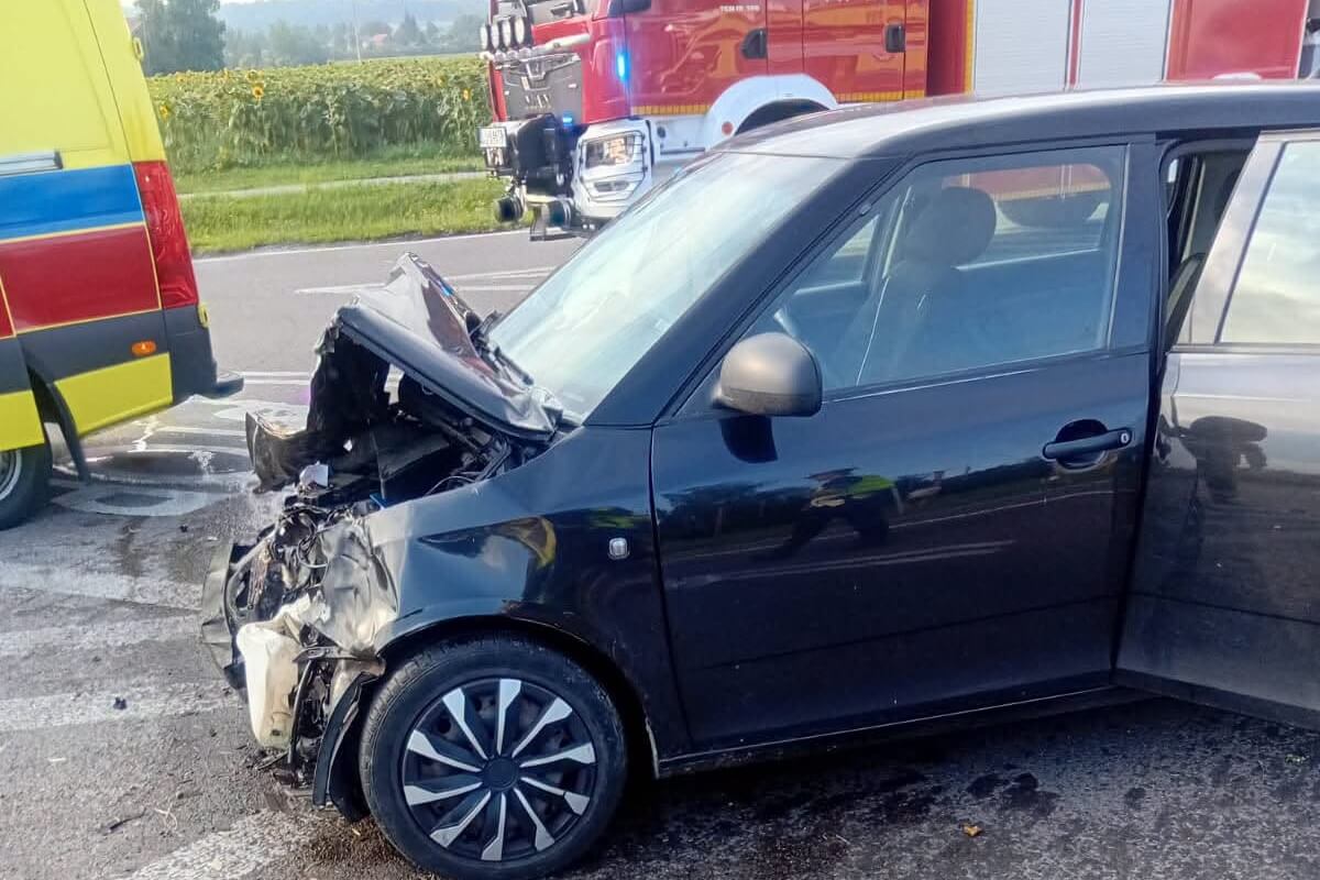 Groźny wypadek w Pułankowicach. Bus pasażerski przewrócił się na bok, lądował śmigłowiec LPR | ZDJĘCIA 3 Zderzenie busa z autem w Pułankowicach