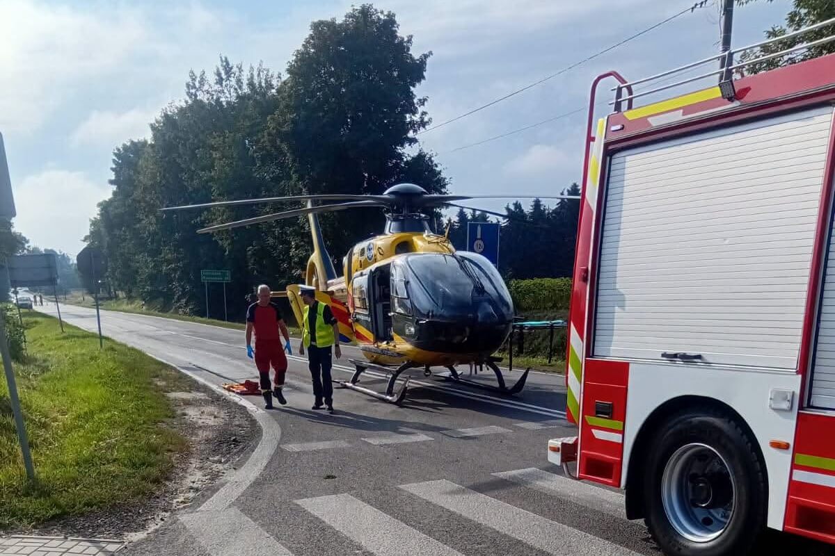 Groźny wypadek w Pułankowicach. Bus pasażerski przewrócił się na bok, lądował śmigłowiec LPR | ZDJĘCIA 2 Zderzenie busa z autem w Pułankowicach