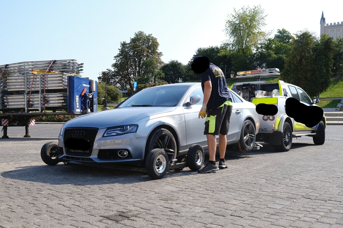 Akcja odholowywania samochodów z Placu Zamkowego