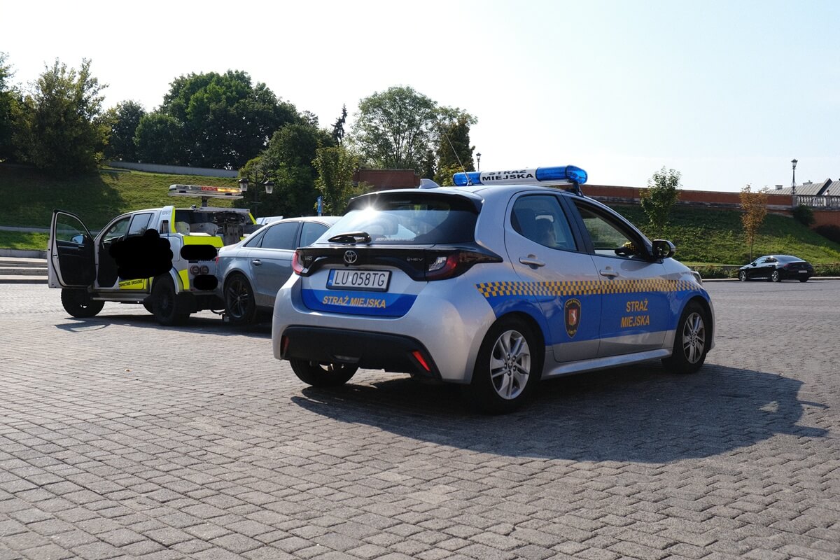 Akcja odholowywania samochodów z Placu Zamkowego