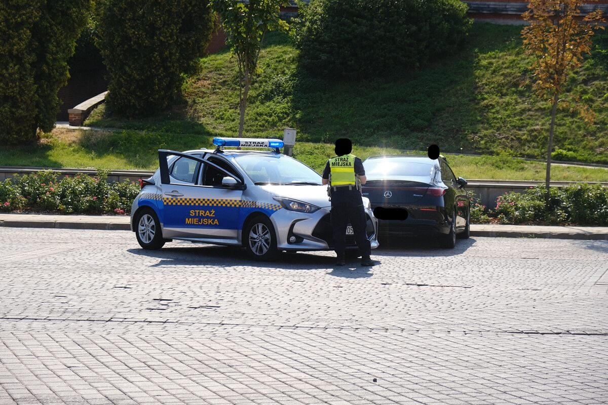Akcja odholowywania samochodów z Placu Zamkowego