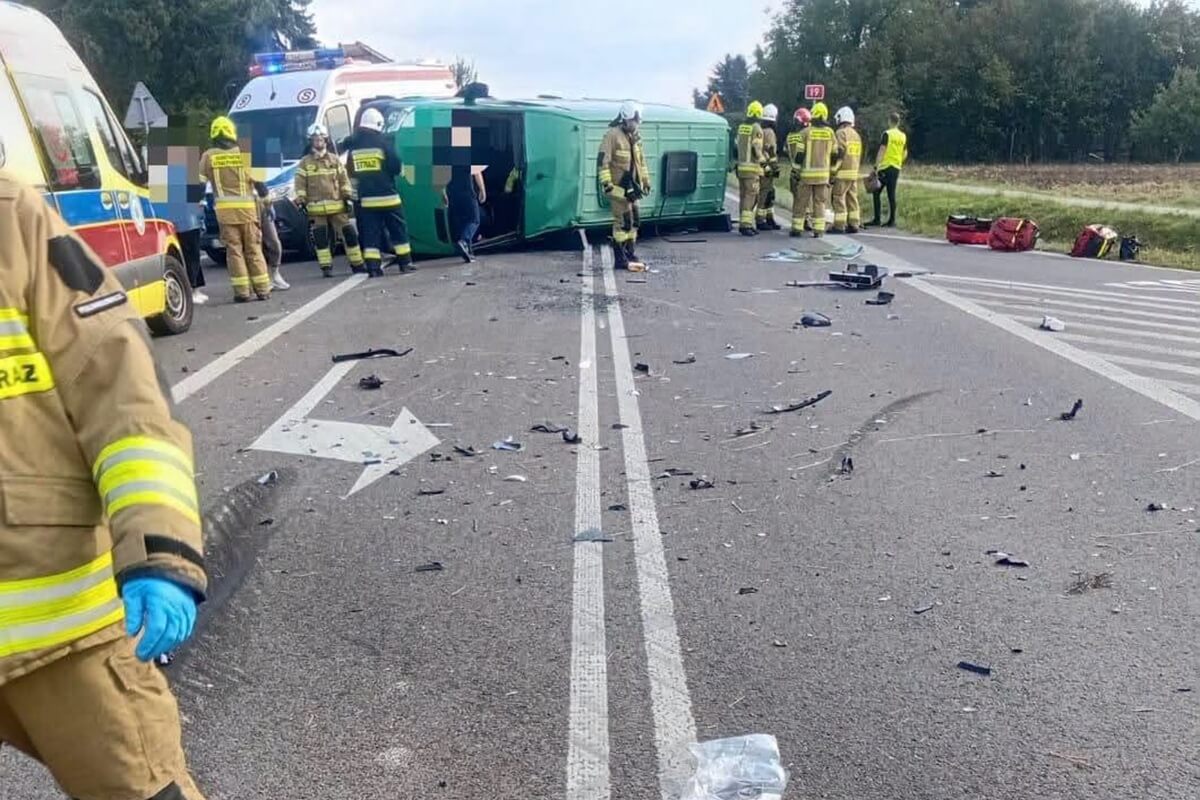 Groźny wypadek w Pułankowicach. Bus pasażerski przewrócił się na bok, lądował śmigłowiec LPR | ZDJĘCIA