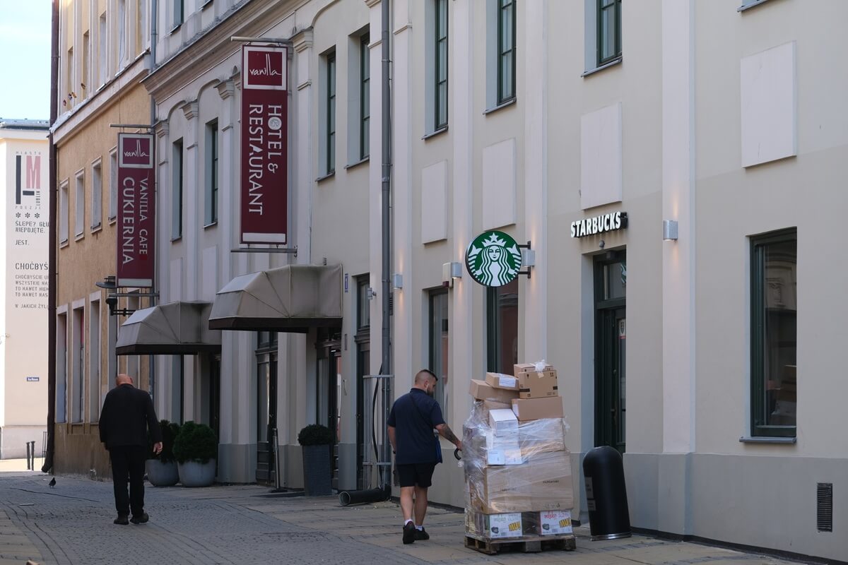 Zabytkowa kamienica przy deptaku idzie pod młotek. Działa w niej hotel, cukiernia i kawiarnia Starbucks