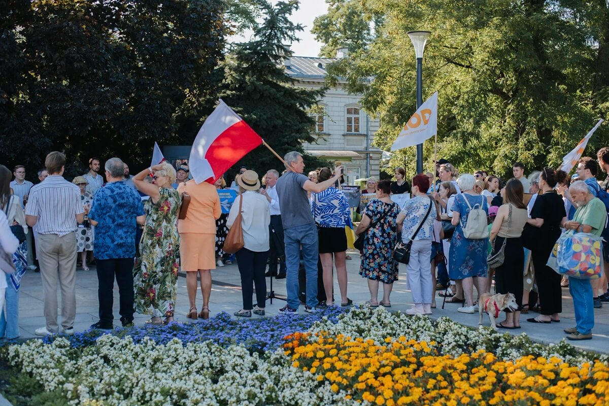 Nie bądź obojętny. Lublin sprzeciwił się fali hejtu wobec Ukraińców w Polsce | ZDJĘCIA 2 Manifestacja "Nie bądź obojętny" w Lublinie