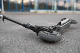 przewrocona hulajnoga elektryczna 7486e5aced46