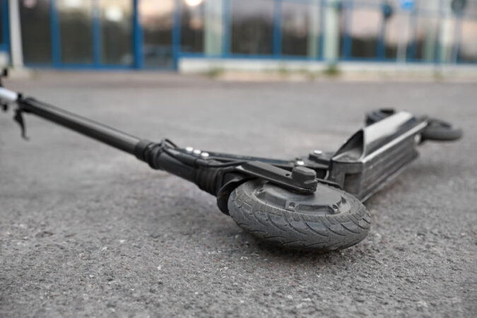 przewrocona hulajnoga elektryczna 7486e5aced46