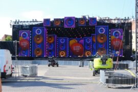 scena lato z radiem i telewizja polska na placu zamkowym w lublinie 7646a59dd5a3