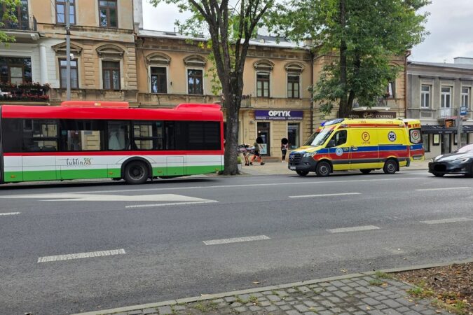 starsza kobieta przewrocila sie w autobusie 26243d3d0229