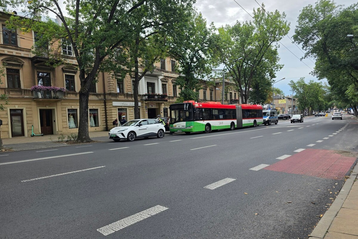 Groźny upadek w autobusie na ul. Zamojskiej. Interweniowało pogotowie | ZDJĘCIA 3 Starsza kobieta przewróciła się w autobusie, potrzebna była pomoc ratowników