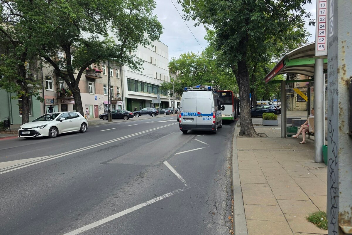 Groźny upadek w autobusie na ul. Zamojskiej. Interweniowało pogotowie | ZDJĘCIA 4 Starsza kobieta przewróciła się w autobusie, potrzebna była pomoc ratowników