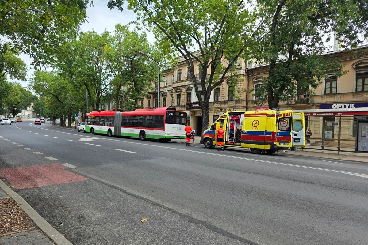 Groźny upadek w autobusie na ul. Zamojskiej. Interweniowało pogotowie | ZDJĘCIA 2 Starsza kobieta przewróciła się w autobusie, potrzebna była pomoc ratowników