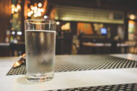 szklanka wody w restauracji de20dd11da92