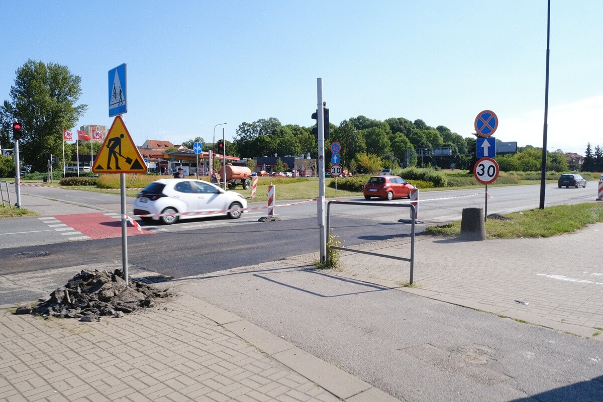 Drogowcy łatają al. Tysiąclecia. Zwężona jezdnia, ograniczenie prędkości do 30 km/h i zamknięte przejście przy VIVO! 2 Odcinkowa wymiana nawierzchni na al. Tysiąclecia