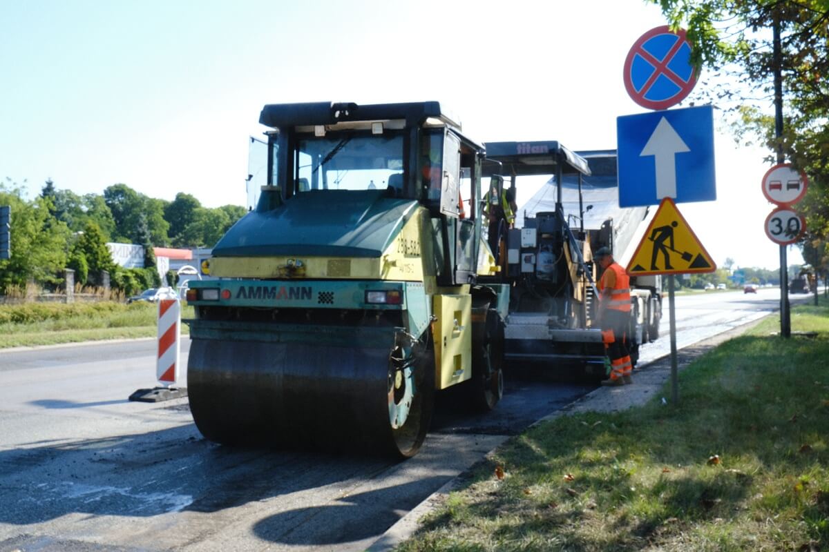 Drogowcy łatają al. Tysiąclecia. Zwężona jezdnia, ograniczenie prędkości do 30 km/h i zamknięte przejście przy VIVO! 3 Odcinkowa wymiana nawierzchni na al. Tysiąclecia