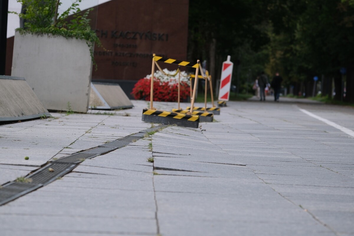 Zapadająca się nawierzchnia Placu Teatralnego