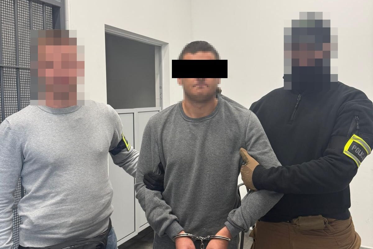 Zaatakował ratowników medycznych i demolował karetkę pogotowia. 24-latek z Ukrainy zostanie deportowany z Polski