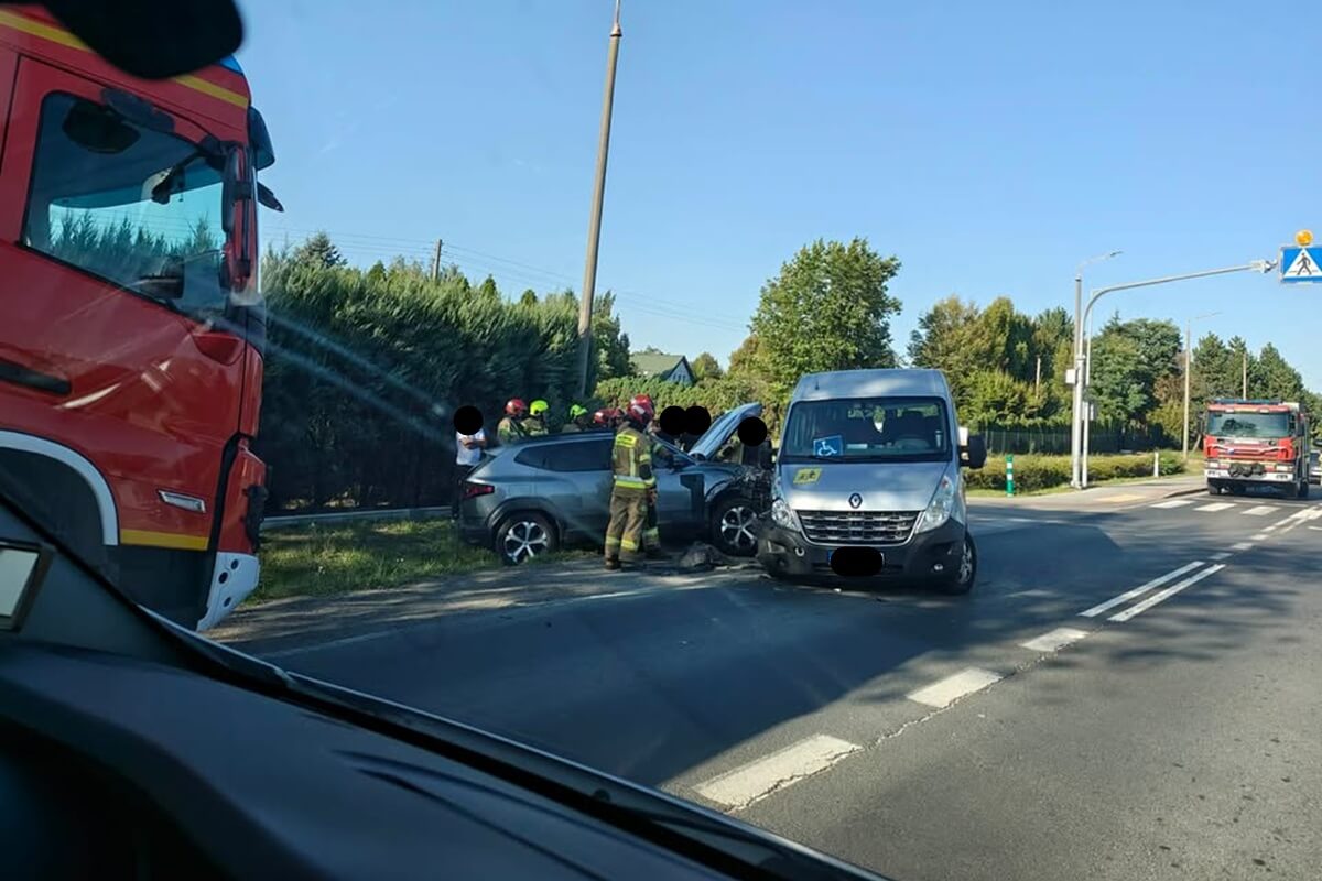 Zderzenie busa z osobówką w Łuszczowie