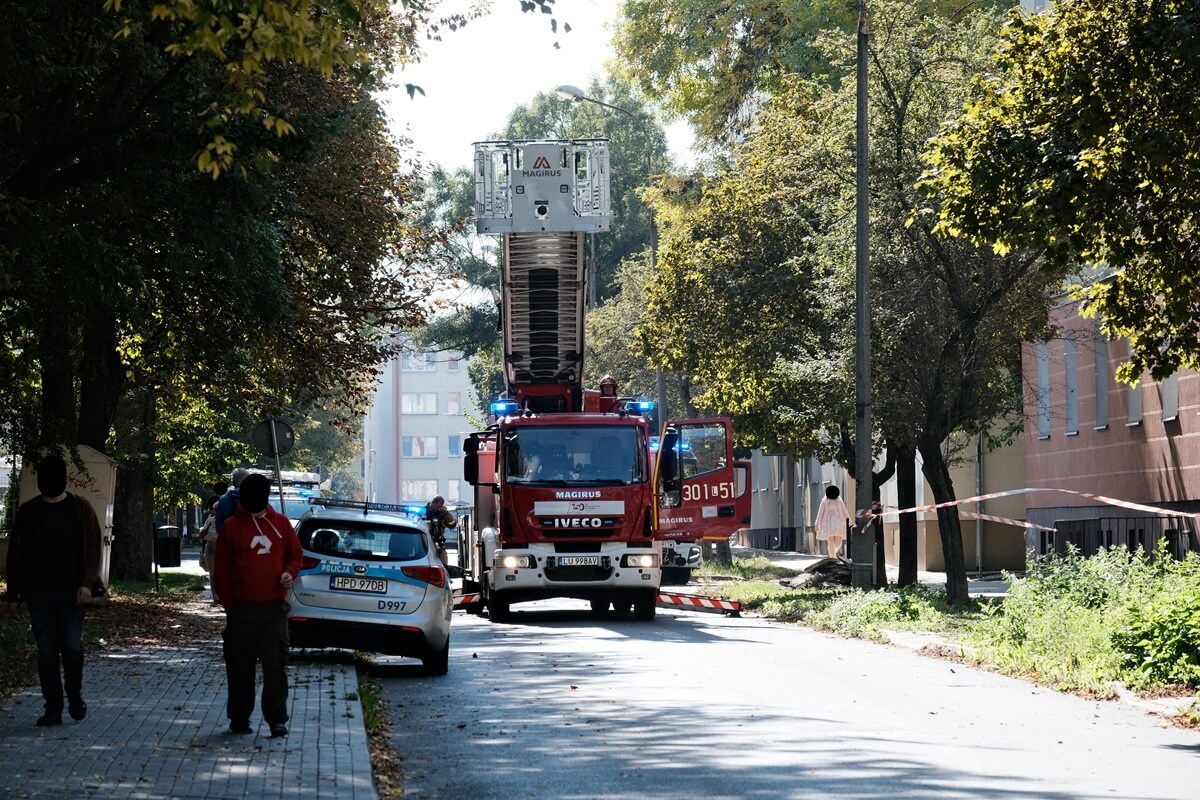 Poważny pożar mieszkania w centrum Lublina. Ciemny dym z okna tuż obok jednostki straży pożarnej | ZDJĘCIA
