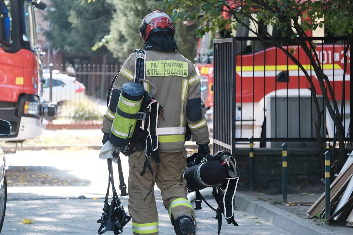 Akcja gaśnicza pożaru mieszkania w bloku przy ul. Szczerbowskiego