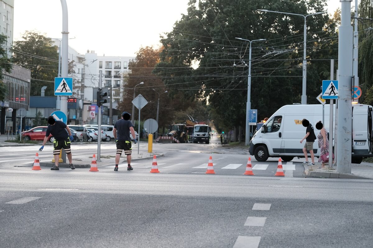 MPWiK usuwa awarię wodociągową na ul. Głębokiej. Rozkopana ulica, mieszkańcy bez wody, objazdy komunikacji miejskiej