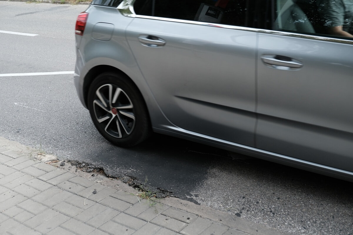Niebezpieczna deformacja asfaltu na ul. Głębokiej w Lublinie