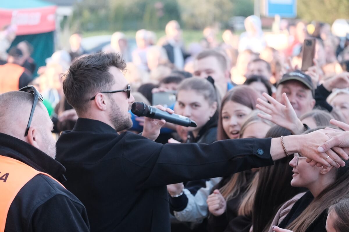 Dożynki Gminy Głusk w Dominowie. Zespół Defis porwał publiczność. Tłumy pod sceną! Zobaczcie zdjęcia 12 Dożynki Gminy Głusk w Dominowie