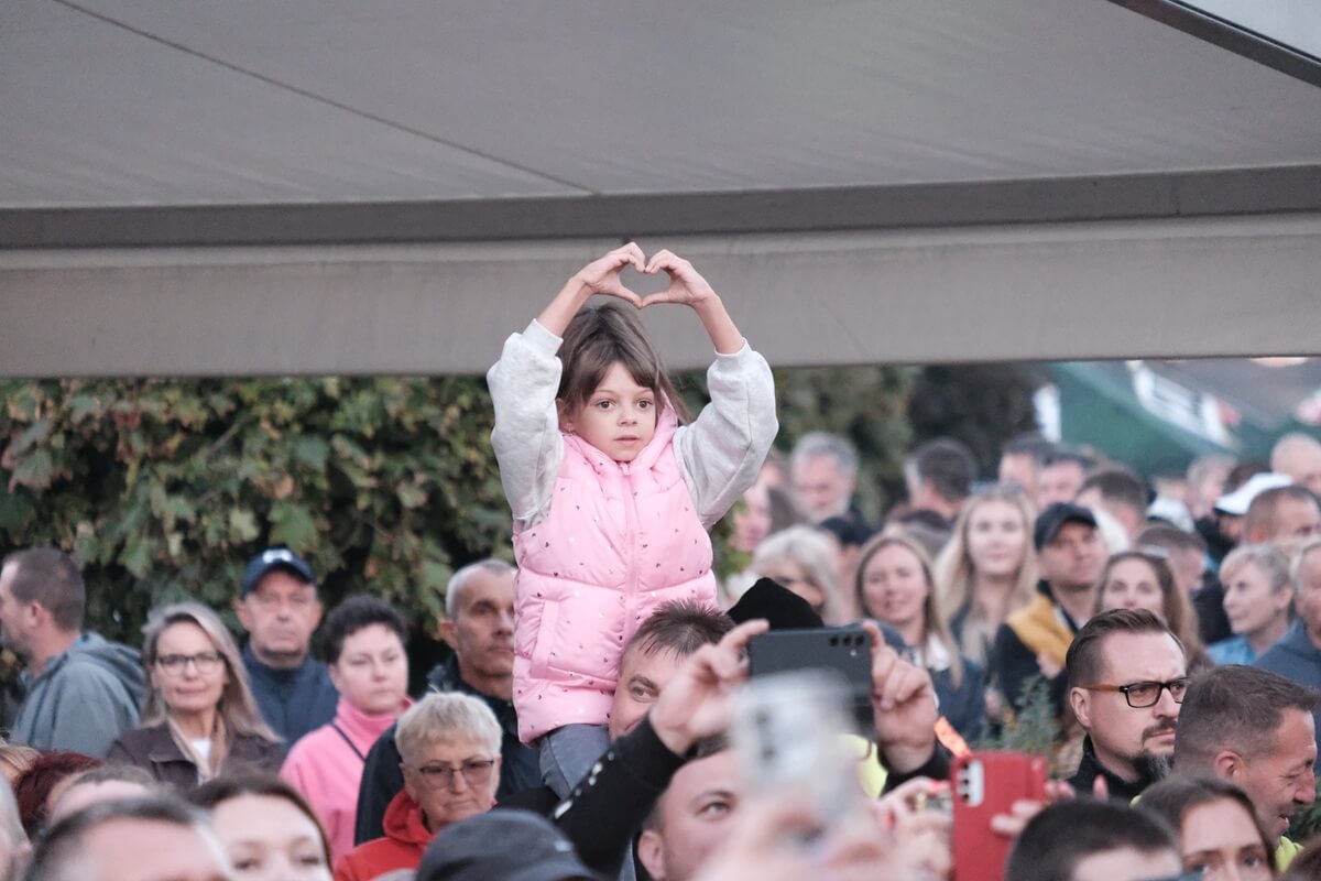 Dożynki Gminy Głusk w Dominowie. Zespół Defis porwał publiczność. Tłumy pod sceną! Zobaczcie zdjęcia 17 Dożynki Gminy Głusk w Dominowie