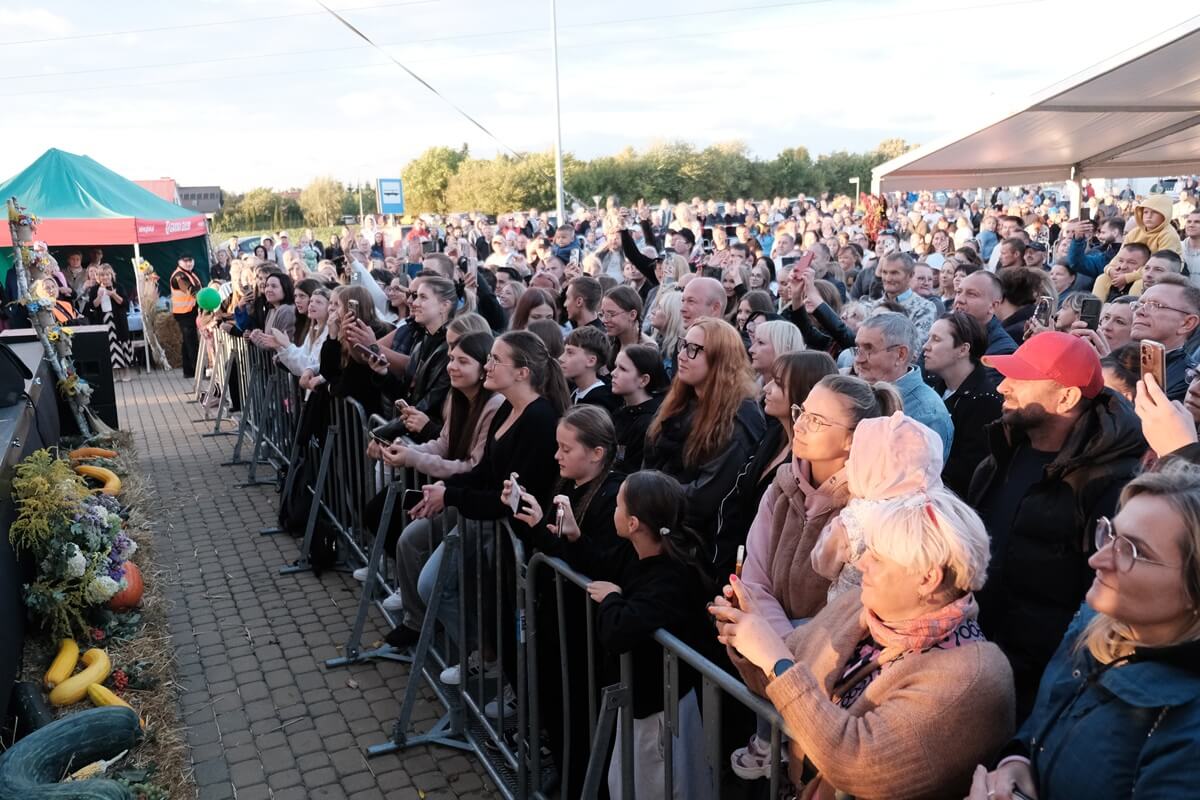 Dożynki Gminy Głusk w Dominowie. Zespół Defis porwał publiczność. Tłumy pod sceną! Zobaczcie zdjęcia 10 Dożynki Gminy Głusk w Dominowie