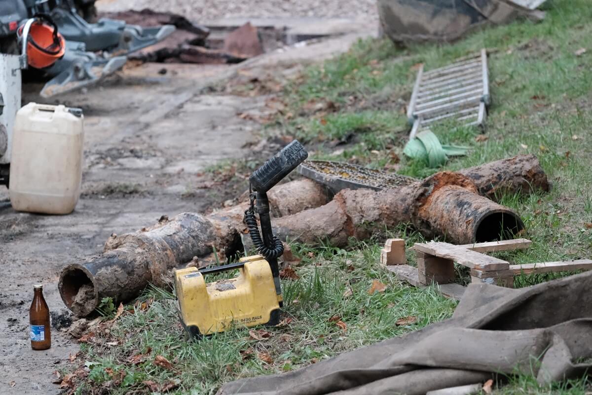 Woda na ul. Głębokiej wróciła do kranów jeszcze w nocy, ale ulica wciąż jest nieprzejezdna | ZDJĘCIA 4 Fragment uszkodzonej rury wodociągu