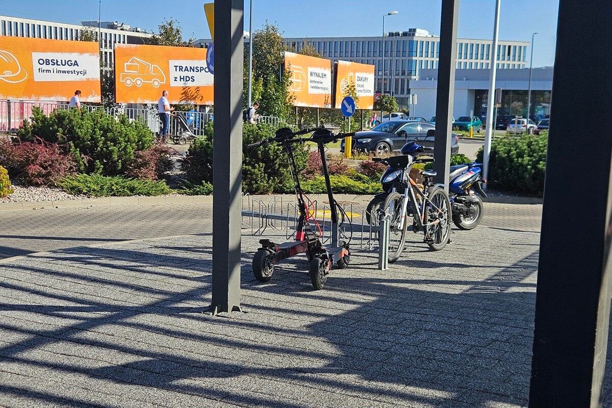 Nowe naklejki na drzwiach restauracji McDonald's. Sieć wprowadza bezwzględny zakaz dla klientów 3 Hulajnogi zaparkowane przed restauracją McDonalds