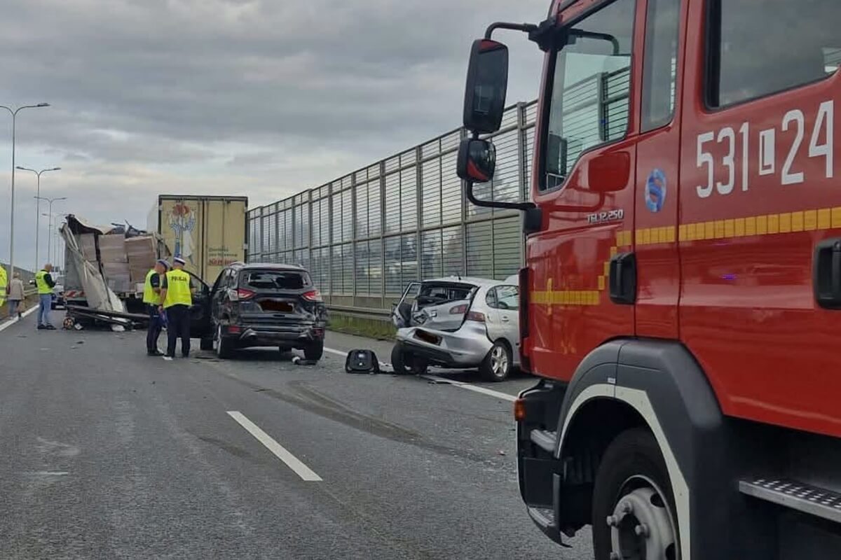 Czarna sobota na ekspresówce pod Świdnikiem. Dwa groźne wypadki w odstępie dwóch godzin, lądował śmigłowiec LPR 2 Iveco wjechało w dwa samochody i ciężarówkę na S12