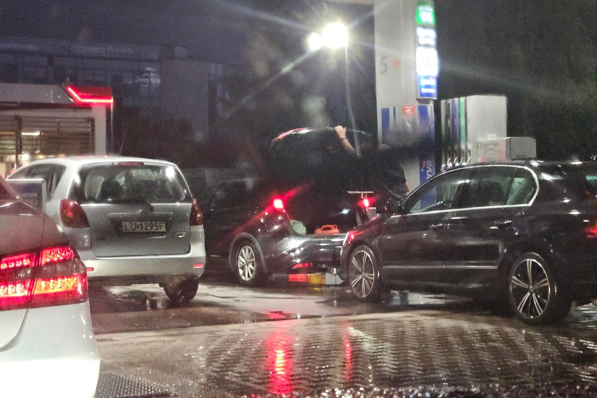 Braki paliw na stacjach i ceny wyższe nawet o złotówkę. Tak wygląda pierwszy dzień bez programu CPN w Lublinie 4 Kierowca tankujący paliwo na zapas do kanistrów
