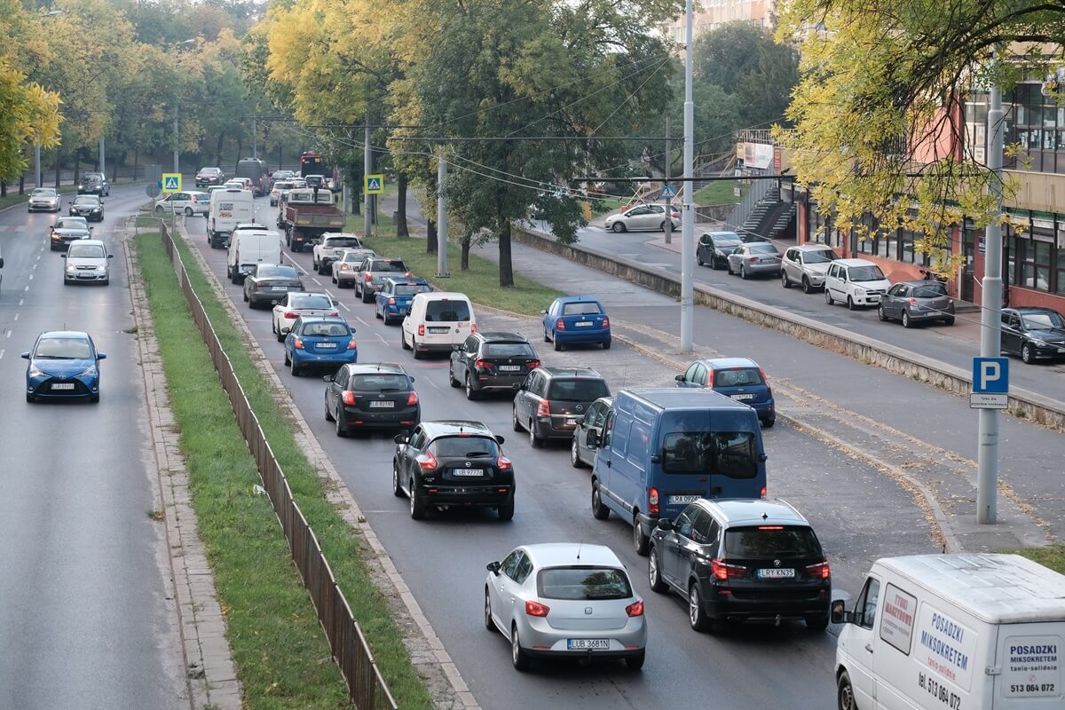 Kierowcy stojący w korku na al. Andersa