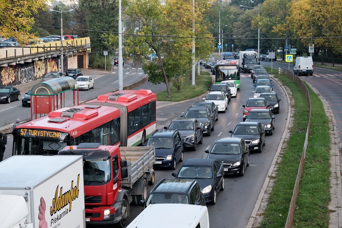 Kierowcy stojący w korku na al. Andersa