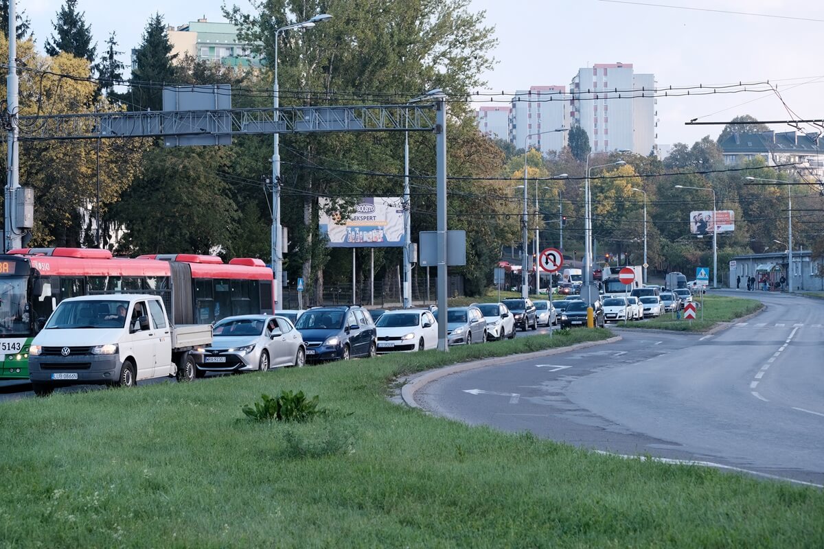 Kierowcy stojący w korku na al. Andersa przed skrzyżowaniem z ul. Mełgiewską