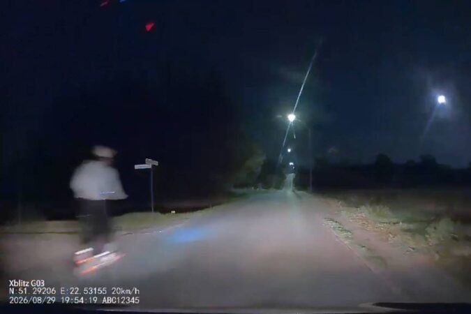 kierujacy hulajnoga wyprzedzil auto kiedy to skrecalo na skrzyzowaniu 0ed97d524152