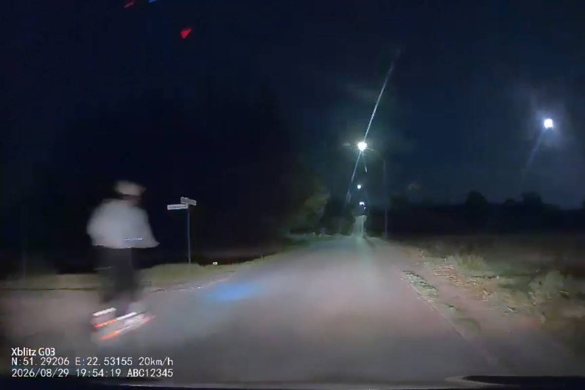 O krok od tragedii pod Lublinem. Pędził hulajnogą obok skręcającego auta, nagranie ku przestrodze