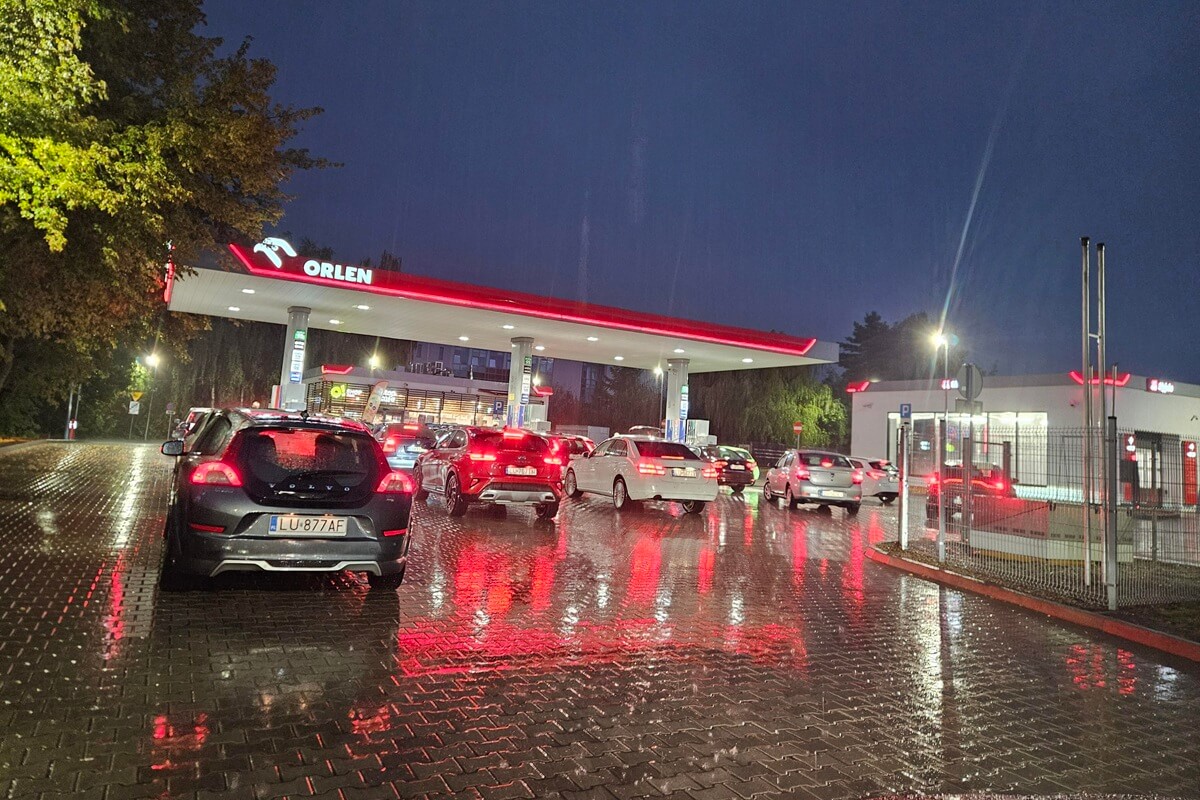 Braki paliw na stacjach i ceny wyższe nawet o złotówkę. Tak wygląda pierwszy dzień bez programu CPN w Lublinie 3 Kolejki do dystrybutorów na stacji Orlen przy ul. Głębokiej
