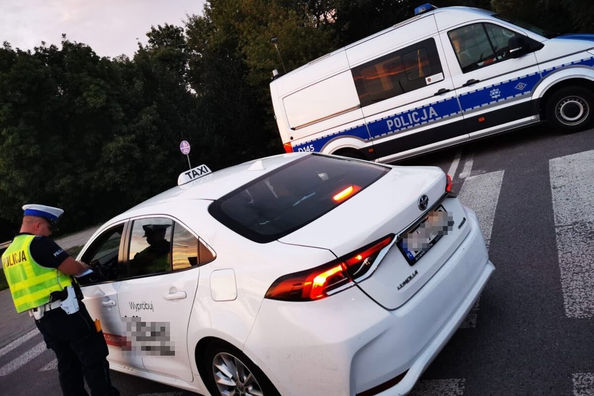 Policja i ITD skontrolowały przewozy na aplikację w Lublinie. Posypały się mandaty, zatrzymano dowody 2 Kontrola taksówki na aplikację przez policję