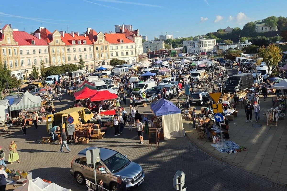 Prawdziwe perełki z duszą u stóp zamku. W niedzielę wraca Lubelska Giełda Staroci [ZAKAZ PARKOWANIA]