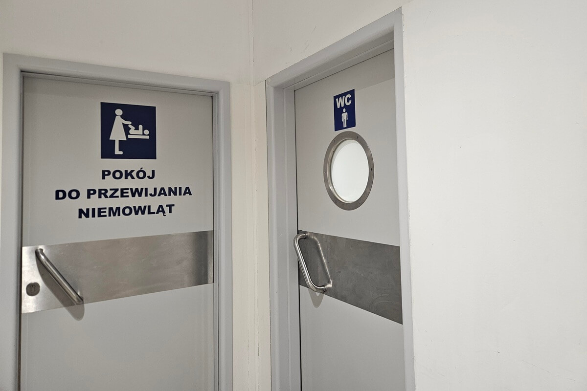 Otwory w ściankach kabin w męskiej toalecie. Czytelnik ostrzega przed podglądaczem | ZDJĘCIA