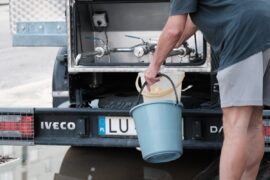 mezczyzna pobierajacy wode z beczkowozu 87035f6ccdae