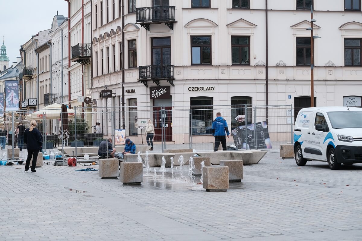 Naprawa okrągłej fontanny na Placu Litewskim