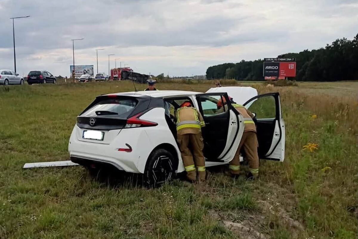 Groźny wypadek na wjeździe do Świdnika od strony Lublina. Bus leży na boku, a dwie osoby trafiły do szpitala