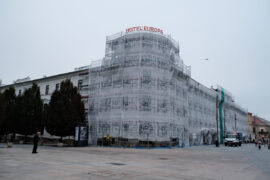 nowe logo na budynku hotelu europa f34735d82878