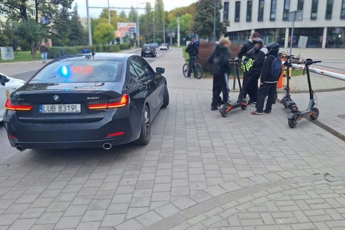 policjanci kontrolujacy nastolatkow na hulajnogach 2f57bd06da7e